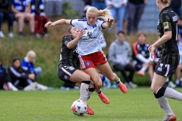 v.li.: Emma Ilijoski (Odense BK, 26) und Lena Martens (Hamburger SV, 18) im Zweikampf, Duell, Dynamik, Aktion, Action, Spielszene, 18.07.2026, Norderstedt (Deutschland), Fussball, Testspiel Frauen, Hamburger SV - Odense BK *** From left: Emma Ilijoski (Odense BK), 26, and Lena Martens (Hamburger SV), 18, in a one-on-one battle; duel; dynamic play; action; game scene; July 18, 2026, Norderstedt, Germany, soccer, women’s friendly match, Hamburger SV vs. Odense BK xobx