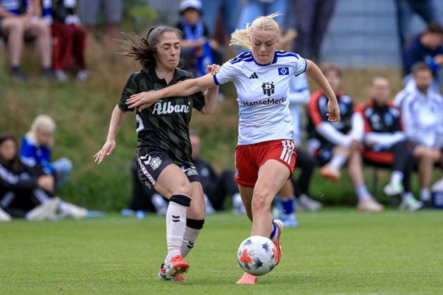 v.li.: Emma Ilijoski (Odense BK, 26) und Lena Martens (Hamburger SV, 18) im Zweikampf, Duell, Dynamik, Aktion, Action, Spielszene, 18.07.2026, Norderstedt (Deutschland), Fussball, Testspiel Frauen, Hamburger SV - Odense BK *** From left: Emma Ilijoski (Odense BK), 26, and Lena Martens (Hamburger SV), 18, in a one-on-one battle; duel; dynamic play; action; game scene; July 18, 2026, Norderstedt, Germany, soccer, women’s friendly match, Hamburger SV vs. Odense BK xobx