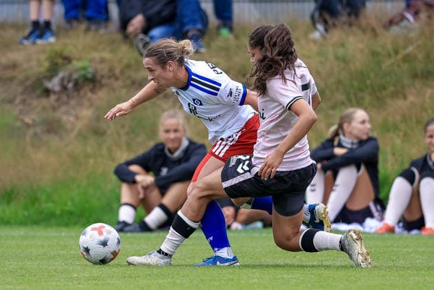 v.li.: Leila Peneau (Hamburger SV, ) und Mille Bech (Odense BK, 7) im Zweikampf, Duell, Dynamik, Aktion, Action, Spielszene, 18.07.2026, Norderstedt (Deutschland), Fussball, Testspiel Frauen, Hamburger SV - Odense BK *** From left: Leila Peneau (Hamburger SV) and Mille Bech (Odense BK), No. 7 in a one-on-one battle, duel, dynamic play, action, game scene, July 18, 2026, Norderstedt, Germany, soccer, women s friendly match, Hamburger SV vs. Odense BK xobx