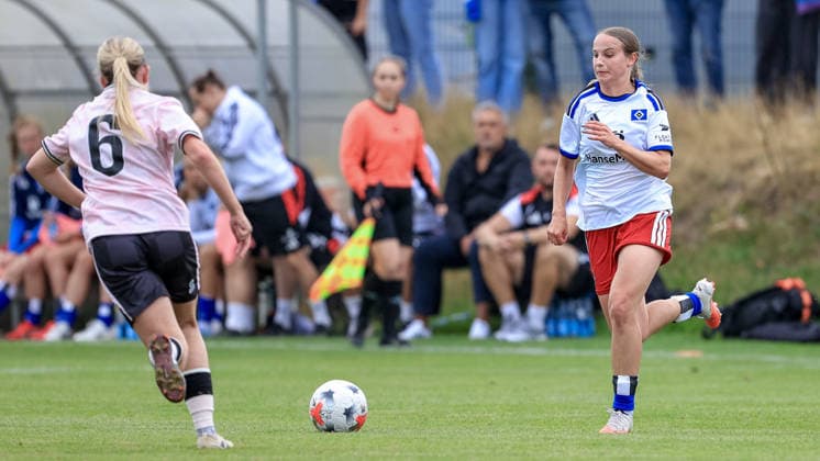 Jonna Wrede (Hamburger SV, HSV, 26) im Zweikampf, Duell, Dynamik, Aktion, Action, Spielszene, 18.07.2026, Norderstedt (Deutschland), Fussball, Testspiel Frauen, Hamburger SV - Odense BK *** Jonna Wrede, Hamburger SV (HSV), age 26, in a tackle, duel, dynamic play, action, game scene, July 18, 2026, Norderstedt, Germany, soccer, women s friendly match, Hamburger SV vs. Odense BK xobx
