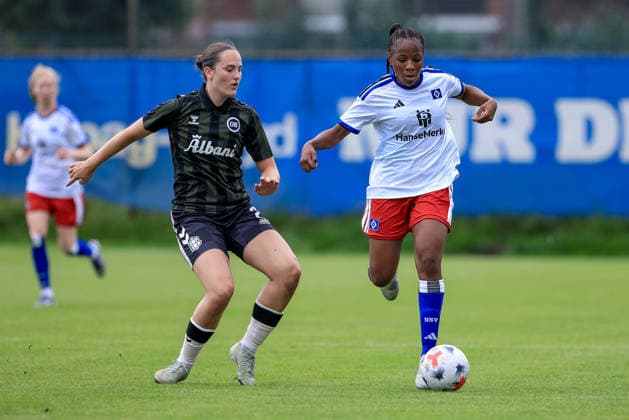 v.li.: Laura Sehested (Odense BK, 2) und Celainy Obispo (Hamburger SV, 5) im Zweikampf, Duell, Dynamik, Aktion, Action, Spielszene, 18.07.2026, Norderstedt (Deutschland), Fussball, Testspiel Frauen, Hamburger SV - Odense BK *** From left: Laura Sehested (Odense BK), 2, and Celainy Obispo (Hamburger SV), 5, in a one-on-one battle, duel, dynamic moment, action, game scene, July 18, 2026, Norderstedt, Germany, soccer, women’s friendly match, Hamburger SV vs. Odense BK xobx