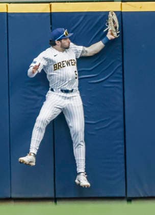 Milwaukee Brewers center fielder Garrett Mitchell catches a fly ball hit by Miami Marlins shortstop Otto Lopez in the second inning of the MLB, Baseball Herren, USA game between the Miami Marlins and the Milwaukee Brewers at American Family Field in Milwaukee, Wisconsin on Saturday, July 18, 2026.  MIL20260718808 TANNENxMAURY