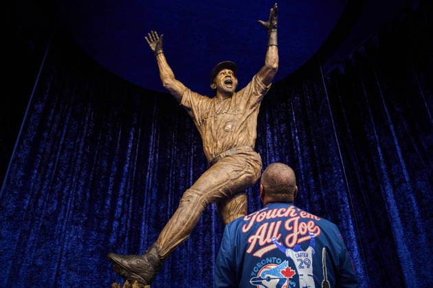 July 18, 2026, Toronto, On, Canada: Toronto Blue Jays Joe Carter looks on at the unveiling of a statue commemorating the Toronto Blue Jays 1992 and 1993 World Series wins ahead of MLB, Baseball Herren, USA baseball action against the Chicago White Sox in Toronto, Saturday, July 18, 2026. Canada News - July 18, 2026  - ZUMAc35_ 20260718_zaf_c35_033 Copyright: xSammyxKoganx