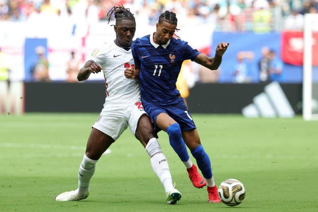 FIFA World Cup, WM, Weltmeisterschaft, Fussball 2026 3rd place playoff - France vs England Eberechi Eze of England (L) in action against Michael Olise of France (R) during the FIFA World Cup 2026 3rd place playoff match France against England, in Miami, Florida, USA, 18 July 2026. MIAMI United States  Copyright: xCRISTOBALxHERRERA-ULASHKEVICHx