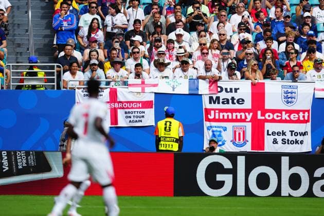 England fans look on with the flags on show during the game France v England, 2026 FIFA World Cup, WM, Weltmeisterschaft, Fussball 3rd Place Final, Football, Miami Stadium, Miami, Florida, USA - 18 Jul 2026Miami Miami Stadium Florida (FL) United States of America  Copyright: xJavierxGarcia Shutterstockx 16995468y