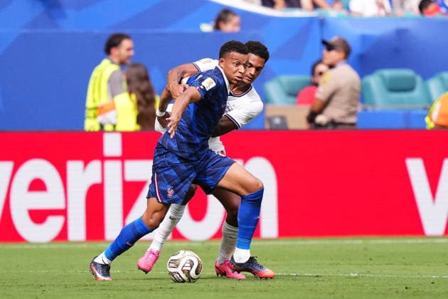 France v England: Bronze Medal Match - FIFA World Cup, WM, Weltmeisterschaft, Fussball 2026 Kylian Mbappe of France and Jarell Quansah of England compete for the ball during the FIFA World Cup 2026 Bronze Medal Match match between France and England at Miami Stadium on July 18, 2026 in Miami Gardens, United States. Miami Gardens FL United States  Copyright: xJosexBretonx originalFilename:bretonhernandez-franceve260718_npRlN.jpg