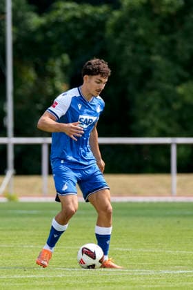 Sean Dulic (Hoffenheim, 4, Neuzugang), am Ball, Freisteller, Ganzkörper, Einzelbild, Einzelfoto, Aktion, Action, 18.07.2026, Bad Friedrichshall (Deutschland), Fussball, Testspiel, TSG 1899 Hoffenheim - SGV Heilbronn-Freiberg, DFB DFL REGULATIONS PROHIBIT ANY USE OF PHOTOGRAPHS AS IMAGE SEQUENCES AND OR QUASI-VIDEO. *** Sean Dulic Hoffenheim, 4, New Signing, on the ball, free kick, full-body shot, single frame, single photo, action, July 18, 2026, Bad Friedrichshall, Germany, soccer, exhibition match, TSG 1899 Hoffenheim vs. SGV Heilbronn Freiberg, DFB and DFL regulations prohibit any use of photographs as image sequences and or quasi-video xozx