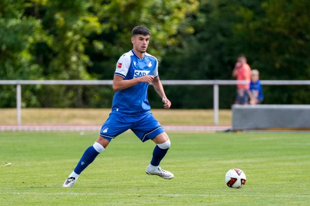 Albian Hajdari (Hoffenheim, 21), am Ball, Freisteller, Ganzkörper, Einzelbild, Einzelfoto, Aktion, Action, 18.07.2026, Bad Friedrichshall (Deutschland), Fussball, Testspiel, TSG 1899 Hoffenheim - SGV Heilbronn-Freiberg, DFB DFL REGULATIONS PROHIBIT ANY USE OF PHOTOGRAPHS AS IMAGE SEQUENCES AND OR QUASI-VIDEO. *** Albian Hajdari (Hoffenheim), 21, with the ball, isolated figure, full-body shot, single frame, single photo, action, July 18, 2026, Bad Friedrichshall, Germany, soccer, friendly match, TSG 1899 Hoffenheim vs. SGV Heilbronn Freiberg, DFB and DFL regulations prohibit any use of photographs as image sequences and or quasi-video xozx