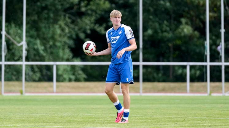 Nathan De Cat (Hoffenheim, 17, Neuzugang), am Ball, Freisteller, Ganzkörper, Einzelbild, Einzelfoto, Aktion, Action, 18.07.2026, Bad Friedrichshall (Deutschland), Fussball, Testspiel, TSG 1899 Hoffenheim - SGV Heilbronn-Freiberg, DFB DFL REGULATIONS PROHIBIT ANY USE OF PHOTOGRAPHS AS IMAGE SEQUENCES AND OR QUASI-VIDEO. *** Nathan De Cat Hoffenheim, 17, new signing, on the ball, isolated figure, full-body shot, single image, single photo, action, July 18, 2026, Bad Friedrichshall, Germany, soccer, exhibition match, TSG 1899 Hoffenheim vs. SGV Heilbronn Freiberg, DFB and DFL regulations prohibit any use of photographs as image sequences and or quasi-video xozx