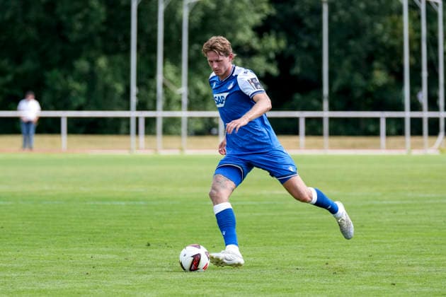 Wouter Burger (Hoffenheim, 18), am Ball, Freisteller, Ganzkörper, Einzelbild, Einzelfoto, Aktion, Action, 18.07.2026, Bad Friedrichshall (Deutschland), Fussball, Testspiel, TSG 1899 Hoffenheim - SGV Heilbronn-Freiberg, DFB DFL REGULATIONS PROHIBIT ANY USE OF PHOTOGRAPHS AS IMAGE SEQUENCES AND OR QUASI-VIDEO. *** Wouter Burger Hoffenheim, 18, on the ball, isolated figure, full-body shot, single frame, single photo, action, 07 18 2026, Bad Friedrichshall, Germany, soccer, exhibition match, TSG 1899 Hoffenheim vs. SGV Heilbronn Freiberg, DFB and DFL regulations prohibit any use of photographs as image sequences and or quasi-video xozx