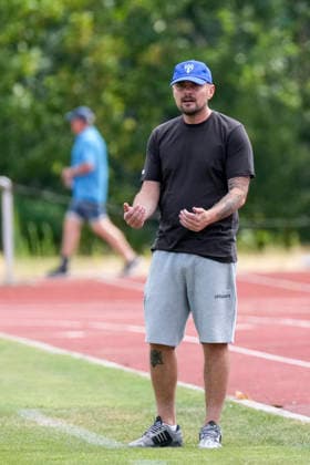Kushtrim Lushtaku (Trainer, Cheftrainer, SGV Freiberg), gibt Anweisungen, gestikuliert, mit den Armen gestikulieren, Freisteller, Ganzkörper, Einzelbild, Einzelfoto, Aktion, Action, am Spielfeldrand, an der Seitenauslinie, 18.07.2026, Bad Friedrichshall (Deutschland), Fussball, Testspiel, TSG 1899 Hoffenheim - SGV Heilbronn-Freiberg, DFB DFL REGULATIONS PROHIBIT ANY USE OF PHOTOGRAPHS AS IMAGE SEQUENCES AND OR QUASI-VIDEO. *** Kushtrim Lushtaku, coach and head coach of SGV Freiberg, gives instructions, gesticulates, waves his arms, free kick, Full-body shot, single frame, single photo, action, on the sidelines, at the sideline, July 18, 2026, Bad Friedrichshall, Germany, soccer, friendly match, TSG 1899 Hoffenheim vs. SGV Heilbronn Freiberg, DFB and DFL regulations prohibit any use of photographs as image sequences and or quasi-video xozx