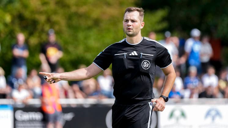 Marc Philip Eckermann (Schiedsrichter), gibt Anweisungen, gestikuliert, mit den Armen gestikulieren, Einzelbild, Einzelfoto, Aktion, Action, 18.07.2026, Bad Friedrichshall (Deutschland), Fussball, Testspiel, TSG 1899 Hoffenheim - SGV Heilbronn-Freiberg, DFB DFL REGULATIONS PROHIBIT ANY USE OF PHOTOGRAPHS AS IMAGE SEQUENCES AND OR QUASI-VIDEO. *** Marc Philip Eckermann, referee, giving instructions, gesturing, gesturing with his arms, single frame, single photo, action, July 18, 2026, Bad Friedrichshall, Germany, soccer, friendly match, TSG 1899 Hoffenheim vs. SGV Heilbronn Freiberg, DFB and DFL regulations prohibit any use of photographs as image sequences and or quasi-video xozx