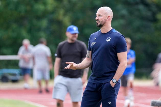 Christian Ilzer (Trainer, Cheftrainer, Hoffenheim), gibt Anweisungen, gestikuliert, mit den Armen gestikulieren, Einzelbild, Einzelfoto, Aktion, Action, 18.07.2026, Bad Friedrichshall (Deutschland), Fussball, Testspiel, TSG 1899 Hoffenheim - SGV Heilbronn-Freiberg, DFB DFL REGULATIONS PROHIBIT ANY USE OF PHOTOGRAPHS AS IMAGE SEQUENCES AND OR QUASI-VIDEO. *** Christian Ilzer, coach and head coach of Hoffenheim, gives instructions, gesturing with his arms; single frame, single photo, action, July 18, 2026, Bad Friedrichshall, Germany, soccer, exhibition match, TSG 1899 Hoffenheim vs. SGV Heilbronn Freiberg, DFB and DFL regulations prohibit any use of photographs as image sequences and or quasi-video xozx