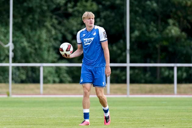 Nathan De Cat (Hoffenheim, 17, Neuzugang), am Ball, Freisteller, Ganzkörper, Einzelbild, Einzelfoto, Aktion, Action, 18.07.2026, Bad Friedrichshall (Deutschland), Fussball, Testspiel, TSG 1899 Hoffenheim - SGV Heilbronn-Freiberg, DFB DFL REGULATIONS PROHIBIT ANY USE OF PHOTOGRAPHS AS IMAGE SEQUENCES AND OR QUASI-VIDEO. *** Nathan De Cat Hoffenheim, 17, new signing, on the ball, isolated figure, full-body shot, single image, single photo, action, July 18, 2026, Bad Friedrichshall, Germany, soccer, exhibition match, TSG 1899 Hoffenheim vs. SGV Heilbronn Freiberg, DFB and DFL regulations prohibit any use of photographs as image sequences and or quasi-video xozx