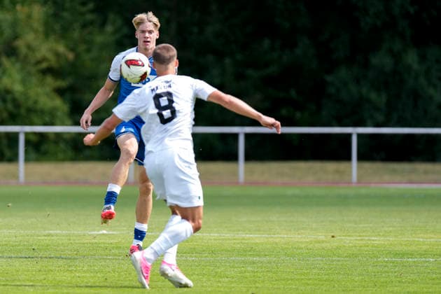 v.li.: Nathan De Cat (Hoffenheim, 17, Neuzugang), Michael Martin (SGV, 8), Zweikampf, Spielszene, Duell, duel, tackle, tackling, Dynamik, Action, Aktion, 18.07.2026, Bad Friedrichshall (Deutschland), Fussball, Testspiel, TSG 1899 Hoffenheim - SGV Heilbronn-Freiberg, DFB DFL REGULATIONS PROHIBIT ANY USE OF PHOTOGRAPHS AS IMAGE SEQUENCES AND OR QUASI-VIDEO. *** From left: Nathan De Cat (Hoffenheim), 17, new signing; Michael Martin (SGV), 8; tackle, game scene, duel, tackle, tackling, dynamism, action, 18 July 2026, Bad Friedrichshall, Germany, soccer, friendly match, TSG 1899 Hoffenheim vs. SGV Heilbronn Freiberg, DFB and DFL regulations prohibit any use of photographs as image sequences and or quasi-video xozx