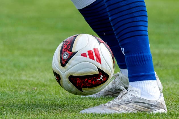 Ein Ball der Marke adidas Bundesliga 26 27 Torfabrik Pro Ball liegt auf dem Rasen, offizieller Spielball, official Match Ball, Symbolfoto, Symbolbild, Symbol, Aktion, Action, Spielszene, 18.07.2026, Bad Friedrichshall (Deutschland), Fussball, Testspiel, TSG 1899 Hoffenheim - SGV Heilbronn-Freiberg, DFB DFL REGULATIONS PROHIBIT ANY USE OF PHOTOGRAPHS AS IMAGE SEQUENCES AND OR QUASI-VIDEO. *** An adidas Bundesliga 26 27 Torfabrik Pro Ball lies on the field; official match ball; symbolic photo; symbolic image; symbol; action; game scene; July 18, 2026; Bad Friedrichshall, Germany, soccer, friendly match, TSG 1899 Hoffenheim vs. SGV Heilbronn Freiberg, DFB and DFL regulations prohibit any use of photographs as image sequences and or quasi-video xozx