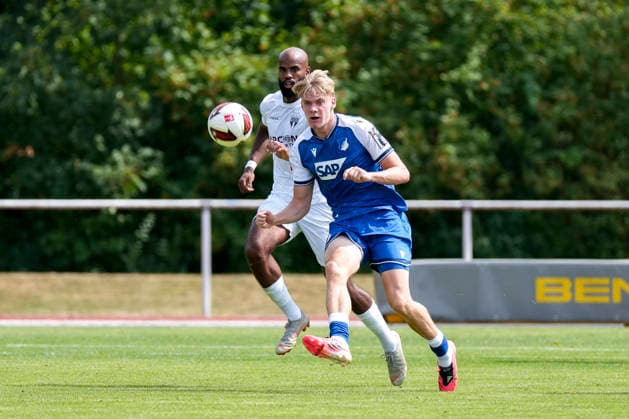 v.li.: Meghon Valpoort (SGV, 77), Nathan De Cat (Hoffenheim, 17, Neuzugang), Aktion, Action, Spielszene, 18.07.2026, Bad Friedrichshall (Deutschland), Fussball, Testspiel, TSG 1899 Hoffenheim - SGV Heilbronn-Freiberg, DFB DFL REGULATIONS PROHIBIT ANY USE OF PHOTOGRAPHS AS IMAGE SEQUENCES AND OR QUASI-VIDEO. *** From left: Meghon Valpoort (SGV), 77; Nathan De Cat (Hoffenheim), 17; new signing; action; game scene; July 18, 2026; Bad Friedrichshall, Germany, soccer, friendly match, TSG 1899 Hoffenheim vs. SGV Heilbronn Freiberg, DFB and DFL regulations prohibit any use of photographs as image sequences and or quasi-video xozx