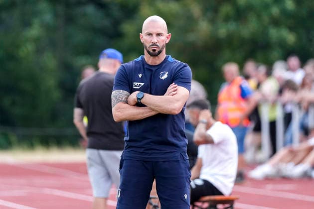 Christian Ilzer (Trainer, Cheftrainer, Hoffenheim), Einzelbild, Einzelfoto, Aktion, Action, 18.07.2026, Bad Friedrichshall (Deutschland), Fussball, Testspiel, TSG 1899 Hoffenheim - SGV Heilbronn-Freiberg, DFB DFL REGULATIONS PROHIBIT ANY USE OF PHOTOGRAPHS AS IMAGE SEQUENCES AND OR QUASI-VIDEO. *** Christian Ilzer, Coach, Head Coach, Hoffenheim, Single Image, Single Photo, Action, July 18, 2026, Bad Friedrichshall, Germany, soccer, friendly match, TSG 1899 Hoffenheim vs. SGV Heilbronn Freiberg, DFB and DFL regulations prohibit any use of photographs as image sequences and or quasi-video xozx