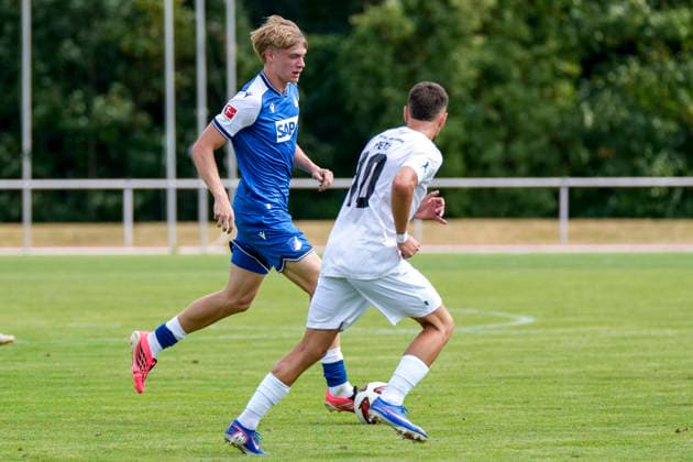 v.li.: Nathan De Cat (Hoffenheim, 17, Neuzugang), Leon Petö (SGV, 10), Zweikampf, Spielszene, Duell, duel, tackle, tackling, Dynamik, Action, Aktion, 18.07.2026, Bad Friedrichshall (Deutschland), Fussball, Testspiel, TSG 1899 Hoffenheim - SGV Heilbronn-Freiberg, DFB DFL REGULATIONS PROHIBIT ANY USE OF PHOTOGRAPHS AS IMAGE SEQUENCES AND OR QUASI-VIDEO. *** From left: Nathan De Cat (Hoffenheim), 17, new signing; Leon Petö (SGV), 10; tackle, game scene, duel, tackle, tackling, dynamism, action, 18 July 2026, Bad Friedrichshall, Germany, soccer, friendly match, TSG 1899 Hoffenheim vs. SGV Heilbronn Freiberg, DFB and DFL regulations prohibit any use of photographs as image sequences and or quasi-video xozx