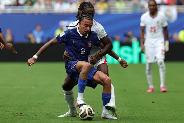 FIFA World Cup, WM, Weltmeisterschaft, Fussball 2026 3rd place playoff - France vs England Malo Gusto of France (front) in action against Eberechi Eze of England (back) during the FIFA World Cup 2026 3rd place playoff match France against England, in Miami, Florida, USA, 18 July 2026. MIAMI United States  Copyright: xCRISTOBALxHERRERA-ULASHKEVICHx