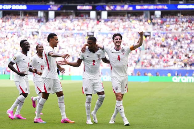 France v England - 2026 FIFA World Cup, WM, Weltmeisterschaft, Fussball - Bronze Final MIAMI GARDENS, FLORIDA - JULY 18: Ezri Konsa of England celebrates after scoring his team s second goal with teammates during the 2026 FIFA World Cup bronze-final match between France and England at Miami Stadium in Miami Gardens, Florida, United States, on July 18, 2026. Jose Hernandez Anadolu Florida United States. Editorial use only. Please get in touch for any other usage.  Copyright: x2026xAnadoluxJosexHernandezx