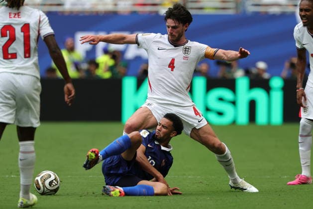 FIFA World Cup, WM, Weltmeisterschaft, Fussball 2026 3rd place playoff - France vs England Warren Zaire-Emery of France (L) in action against Declan Rice of England (R) during the FIFA World Cup 2026 3rd place playoff match France against England, in Miami, Florida, USA, 18 July 2026. MIAMI United States  Copyright: xCRISTOBALxHERRERA-ULASHKEVICHx