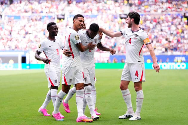 July 18, 2026, Miami Gardens, Florida, United States: Ezri Konsa of England celebrates after scoring his team s second goal with teammates during the FIFA World Cup, WM, Weltmeisterschaft, Fussball 2026 Bronze Medal Match match between France and England at Miami Stadium on July 18, 2026 in Miami Gardens, United States. Miami Gardens United States - ZUMAa181 20260718_zaa_a181_050 Copyright: xJosexBretonx