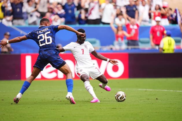 France v England - 2026 FIFA World Cup, WM, Weltmeisterschaft, Fussball - Bronze Final MIAMI GARDENS, FLORIDA - JULY 18: Bukayo Saka of England and Maxence Lacroix of France compete for the ball during the 2026 FIFA World Cup bronze-final match between France and England at Miami Stadium in Miami Gardens, Florida, United States, on July 18, 2026. Jose Hernandez Anadolu Florida United States. Editorial use only. Please get in touch for any other usage.  Copyright: x2026xAnadoluxJosexHernandezx