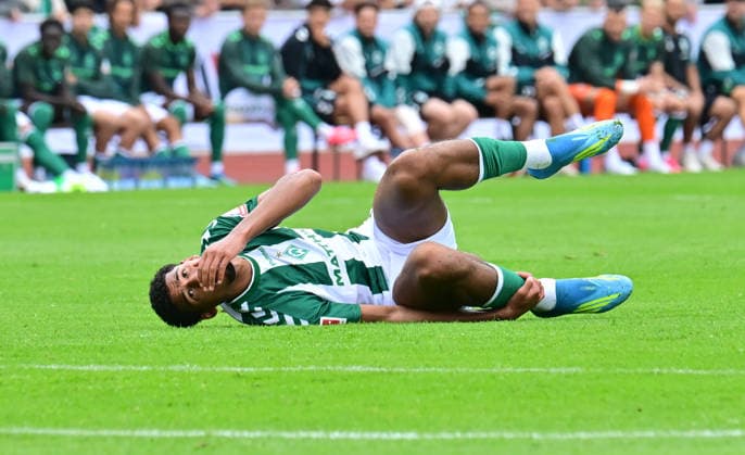 18.07.2026, GER, Fußball, Testsspiel, Verden, FC Verden 04 vs SV Werder Bremen Salim Musah (Werder 29) liegt verletzt am Boden Verden (Aller) Stadion Berliner Ring Niedersachsen Deutschland *** July 18, 2026, GER, Soccer, Friendly Match, Verden, FC Verden 04 vs. SV Werder Bremen; Salim Musah (Werder 29) lies injured on the ground at Verden Aller Stadium, Berliner Ring, Lower Saxony, Germany Copyright: xnordphotoxGmbH xWitkex