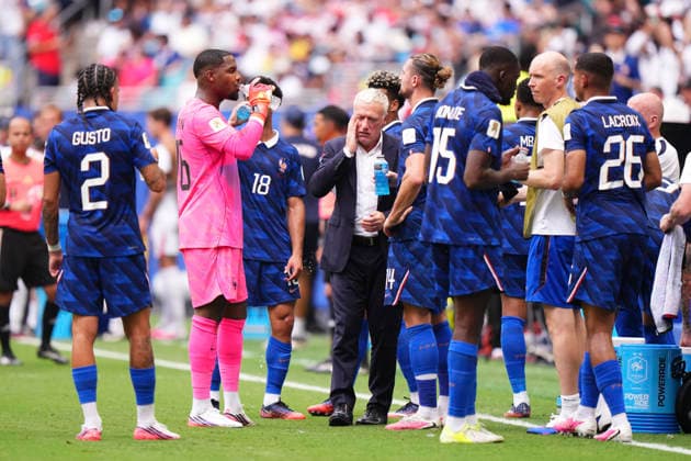 July 18, 2026, Miami Gardens, Florida, United States: Didier Deschamps, head coach of France, talk to the team during the FIFA World Cup, WM, Weltmeisterschaft, Fussball 2026 Bronze Medal Match match between France and England at Miami Stadium on July 18, 2026 in Miami Gardens, United States. Miami Gardens United States - ZUMAa181 20260718_zaa_a181_052 Copyright: xJosexBretonx