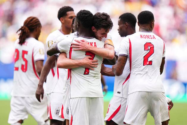 France v England: Bronze Medal Match - FIFA World Cup, WM, Weltmeisterschaft, Fussball 2026 Bukayo Saka of England celebrates after scoring his team s fourth goal with teammate Declan Rice of England during the FIFA World Cup 2026 Bronze Medal Match match between France and England at Miami Stadium on July 18, 2026 in Miami Gardens, United States. Miami Gardens FL United States  Copyright: xJosexBretonx originalFilename:bretonhernandez-franceve260718_np6Y3.jpg