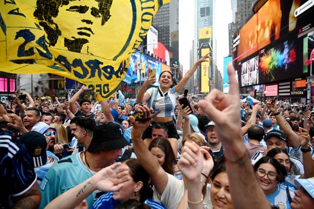 Argentina fans take over Times Square ahead of the 2026 FIFA World Cup, WM, Weltmeisterschaft, Fussball final Argentina fans take over Times Square ahead of the 2026 FIFA World Cup final football match between Argentina and Spain on July 18, 2026 in New York city, New York. Photo by Olivier Douliery ABACAPRESS.COM New York city New York United States  Copyright: xDoulieryxOlivier ABACAx