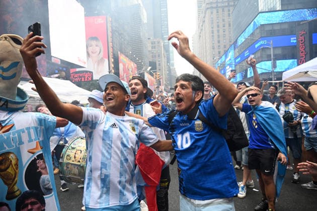 Argentina fans take over Times Square ahead of the 2026 FIFA World Cup, WM, Weltmeisterschaft, Fussball final Argentina fans take over Times Square ahead of the 2026 FIFA World Cup final football match between Argentina and Spain on July 18, 2026 in New York city, New York. Photo by Olivier Douliery ABACAPRESS.COM New York city New York United States  Copyright: xDoulieryxOlivier ABACAx