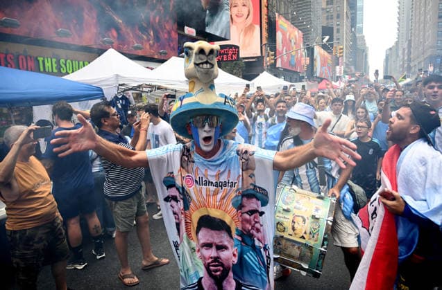 Argentina fans take over Times Square ahead of the 2026 FIFA World Cup, WM, Weltmeisterschaft, Fussball final Argentina fans take over Times Square ahead of the 2026 FIFA World Cup final football match between Argentina and Spain on July 18, 2026 in New York city, New York. Photo by Olivier Douliery ABACAPRESS.COM New York city New York United States  Copyright: xDoulieryxOlivier ABACAx