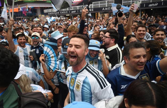 Argentina fans take over Times Square ahead of the 2026 FIFA World Cup, WM, Weltmeisterschaft, Fussball final Argentina fans take over Times Square ahead of the 2026 FIFA World Cup final football match between Argentina and Spain on July 18, 2026 in New York city, New York. Photo by Olivier Douliery ABACAPRESS.COM New York city New York United States  Copyright: xDoulieryxOlivier ABACAx