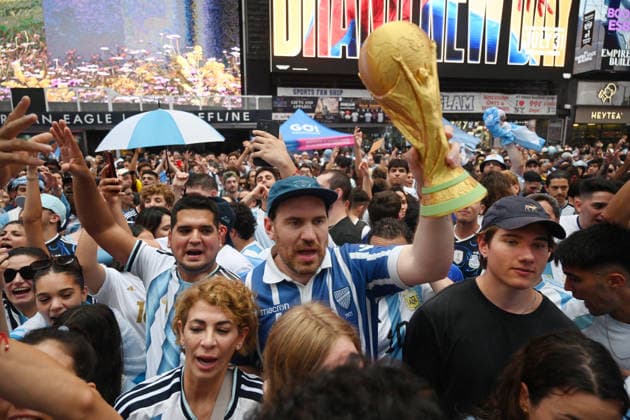 Argentina fans take over Times Square ahead of the 2026 FIFA World Cup, WM, Weltmeisterschaft, Fussball final Argentina fans take over Times Square ahead of the 2026 FIFA World Cup final football match between Argentina and Spain on July 18, 2026 in New York city, New York. Photo by Olivier Douliery ABACAPRESS.COM New York city New York United States  Copyright: xDoulieryxOlivier ABACAx