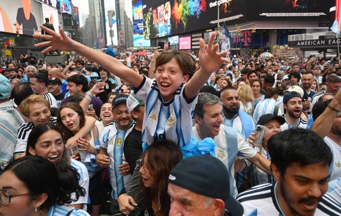 Argentina fans take over Times Square ahead of the 2026 FIFA World Cup, WM, Weltmeisterschaft, Fussball final Argentina fans take over Times Square ahead of the 2026 FIFA World Cup final football match between Argentina and Spain on July 18, 2026 in New York city, New York. Photo by Olivier Douliery ABACAPRESS.COM New York city New York United States  Copyright: xDoulieryxOlivier ABACAx