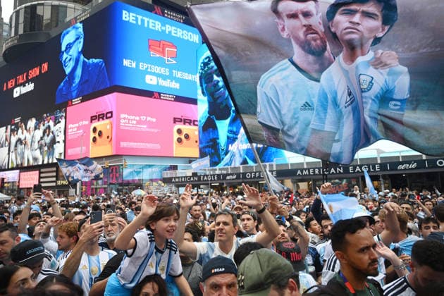 Argentina fans take over Times Square ahead of the 2026 FIFA World Cup, WM, Weltmeisterschaft, Fussball final Argentina fans take over Times Square ahead of the 2026 FIFA World Cup final football match between Argentina and Spain on July 18, 2026 in New York city, New York. Photo by Olivier Douliery ABACAPRESS.COM New York city New York United States  Copyright: xDoulieryxOlivier ABACAx