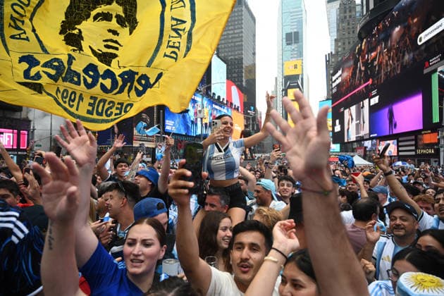 Argentina fans take over Times Square ahead of the 2026 FIFA World Cup, WM, Weltmeisterschaft, Fussball final Argentina fans take over Times Square ahead of the 2026 FIFA World Cup final football match between Argentina and Spain on July 18, 2026 in New York city, New York. Photo by Olivier Douliery ABACAPRESS.COM New York city New York United States  Copyright: xDoulieryxOlivier ABACAx