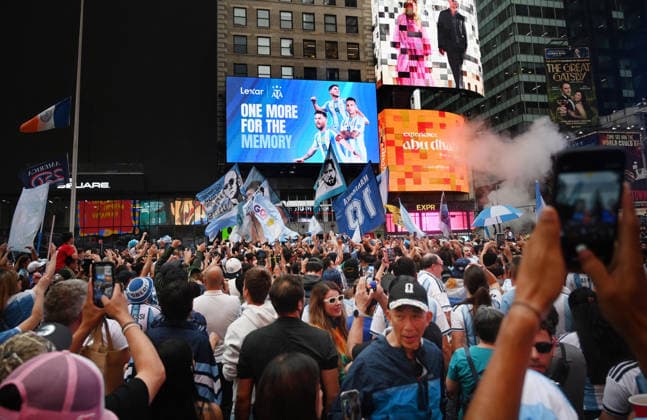 Argentina fans take over Times Square ahead of the 2026 FIFA World Cup, WM, Weltmeisterschaft, Fussball final Argentina fans take over Times Square ahead of the 2026 FIFA World Cup final football match between Argentina and Spain on July 18, 2026 in New York city, New York. Photo by Olivier Douliery ABACAPRESS.COM New York city New York United States  Copyright: xDoulieryxOlivier ABACAx
