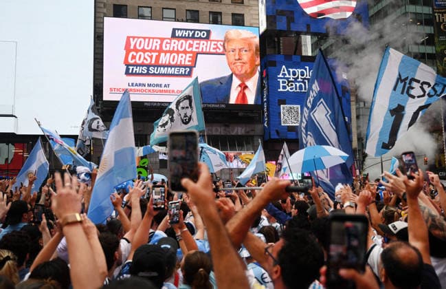Argentina fans take over Times Square ahead of the 2026 FIFA World Cup, WM, Weltmeisterschaft, Fussball final Argentina fans take over Times Square ahead of the 2026 FIFA World Cup final football match between Argentina and Spain on July 18, 2026 in New York city, New York. Photo by Olivier Douliery ABACAPRESS.COM New York city New York United States  Copyright: xDoulieryxOlivier ABACAx