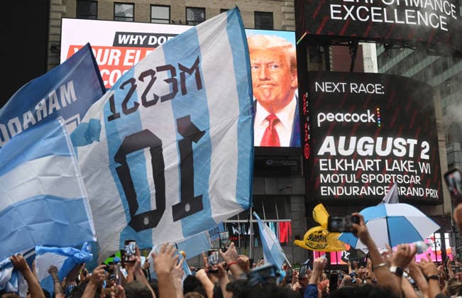 Argentina fans take over Times Square ahead of the 2026 FIFA World Cup, WM, Weltmeisterschaft, Fussball final Argentina fans take over Times Square ahead of the 2026 FIFA World Cup final football match between Argentina and Spain on July 18, 2026 in New York city, New York. Photo by Olivier Douliery ABACAPRESS.COM New York city New York United States  Copyright: xDoulieryxOlivier ABACAx