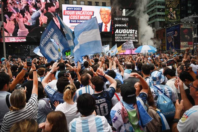 Argentina fans take over Times Square ahead of the 2026 FIFA World Cup, WM, Weltmeisterschaft, Fussball final Argentina fans take over Times Square ahead of the 2026 FIFA World Cup final football match between Argentina and Spain on July 18, 2026 in New York city, New York. Photo by Olivier Douliery ABACAPRESS.COM New York city New York United States  Copyright: xDoulieryxOlivier ABACAx
