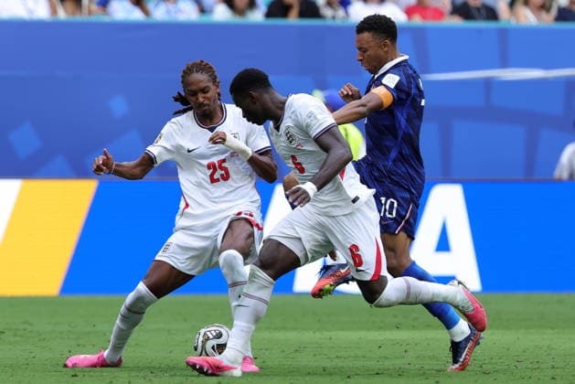 FIFA World Cup, WM, Weltmeisterschaft, Fussball 2026 3rd place playoff - France vs England Djed Spence (L) and Marc Guehi (C) of England in action against Kylian Mbappe of France (R) during the FIFA World Cup 2026 3rd place playoff match France against England, in Miami, Florida, USA, 18 July 2026. MIAMI United States  Copyright: xCRISTOBALxHERRERA-ULASHKEVICHx