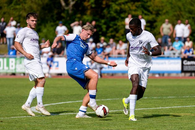 v.li.: Lukas Laupheimer (SGV, 6), Alessandro Vogt (Hoffenheim, 24, Neuzugang), Marshall Murray Ngassa Faleu (SGV, 4), Zweikampf, Spielszene, Duell, duel, tackle, tackling, Dynamik, Action, Aktion, 18.07.2026, Bad Friedrichshall (Deutschland), Fussball, Testspiel, TSG 1899 Hoffenheim - SGV Heilbronn-Freiberg, DFB DFL REGULATIONS PROHIBIT ANY USE OF PHOTOGRAPHS AS IMAGE SEQUENCES AND OR QUASI-VIDEO. *** v li Lukas Laupheimer SGV, 6, Alessandro Vogt Hoffenheim, 24, new signing, Marshall Murray Ngassa Faleu SGV, 4, tackle, game scene, duel, tackle, tackling, dynamic, action, July 18, 2026, Bad Friedrichshall, Germany, soccer, friendly match, TSG 1899 Hoffenheim vs. SGV Heilbronn Freiberg, DFB and DFL regulations prohibit any use of photographs as image sequences and or quasi-video xozx