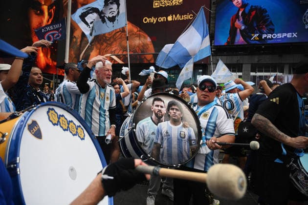Argentina fans take over Times Square ahead of the 2026 FIFA World Cup, WM, Weltmeisterschaft, Fussball final Argentina fans take over Times Square ahead of the 2026 FIFA World Cup final football match between Argentina and Spain on July 18, 2026 in New York city, New York. Photo by Olivier Douliery ABACAPRESS.COM New York city New York United States  Copyright: xDoulieryxOlivier ABACAx