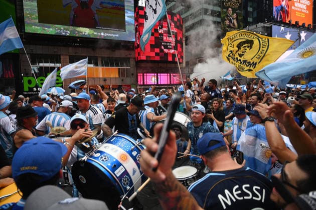 Argentina fans take over Times Square ahead of the 2026 FIFA World Cup, WM, Weltmeisterschaft, Fussball final Argentina fans take over Times Square ahead of the 2026 FIFA World Cup final football match between Argentina and Spain on July 18, 2026 in New York city, New York. Photo by Olivier Douliery ABACAPRESS.COM New York city New York United States  Copyright: xDoulieryxOlivier ABACAx