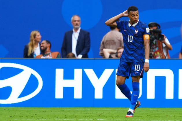Kylian MbappÃ of France looks on with a dejected figure during the second half France v England, 2026 FIFA World Cup, WM, Weltmeisterschaft, Fussball 3rd Place Final, Football, Miami Stadium, Miami, Florida, USA - 18 Jul 2026Miami Miami Stadium Florida (FL) United States of America  Copyright: xJavierxGarcia Shutterstockx 16995468cm