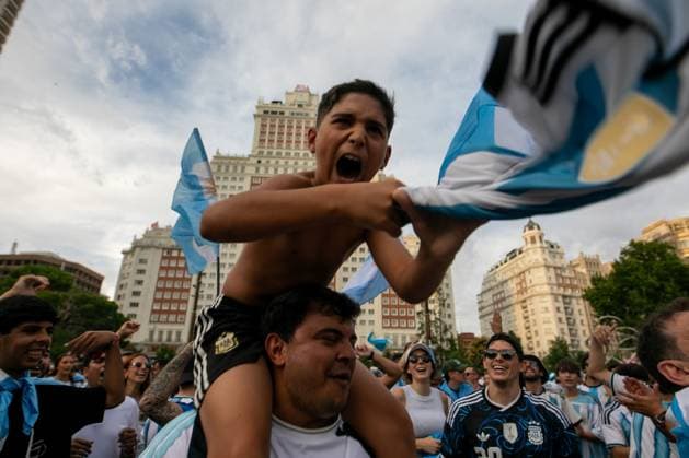 Argentine Fans Rally in Madrid Ahead of FIFA World Cup, WM, Weltmeisterschaft, Fussball Final MADRID, SPAIN JULY 18, 2026: Argentine football fans gather at Plaza de Espana in Madrid to show their support for Argentina ahead of the 2026 FIFA World Cup final against Spain, scheduled to be played in New York, United States, on July 19, 2026. Madrid MADRID Spain Copyright: x xC.xCarvajalx xJNAxPressx