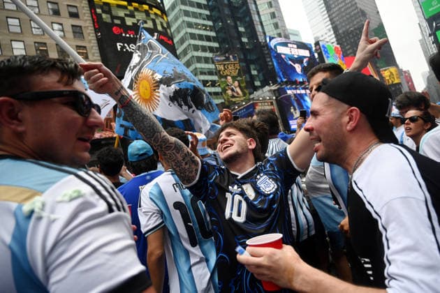 Argentina fans take over Times Square ahead of the 2026 FIFA World Cup, WM, Weltmeisterschaft, Fussball final Argentina fans take over Times Square ahead of the 2026 FIFA World Cup final football match between Argentina and Spain on July 18, 2026 in New York city, New York. Photo by Olivier Douliery ABACAPRESS.COM New York city New York United States  Copyright: xDoulieryxOlivier ABACAx